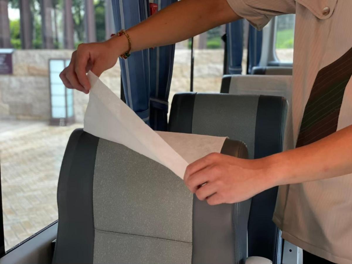 Hotel Royal Chiao Hsi Цзяоси Экстерьер фото A bus driver covering the seat with a seat cover